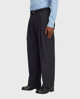 Zwarte pantalonbroek met riemlussen, hoge taille en rechte, wijde pijpen