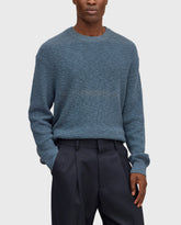 Blauwe gebreide crewneck trui met lange mouwen en ribboord