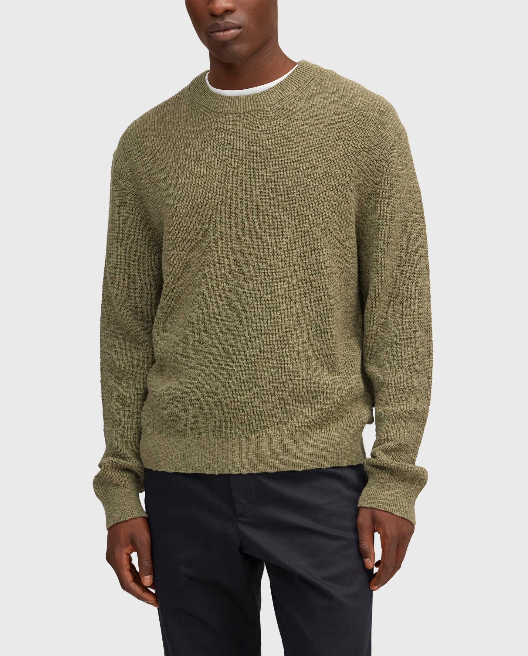 Olijfgroene crewneck trui met ronde hals en geribde structuur op borst en mouwen