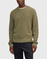 Olijfgroene crewneck trui met ronde hals en geribde structuur op borst en mouwen