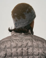 Donkere grijze beanie met spetterpatroon, met merklabel aan de achterkant