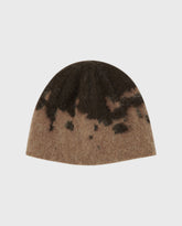 Mohair muts met taupe basis en donker splatterpatroon, effen top zonder pompon
