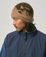Mohair muts met taupe basis en donker splatterpatroon, omgeslagen rand