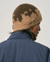 Mohair muts met taupe/donker splatter, geribde rand en klein label aan zijkant