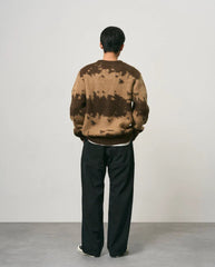 Rugzijde heren mohair trui met taupe basis en donkerbruine splatterprint, ronde hals, mouwen