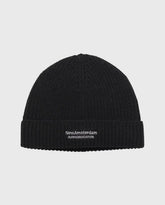 Zwarte beanie met logo op omgeslagen boord, ribgebreid