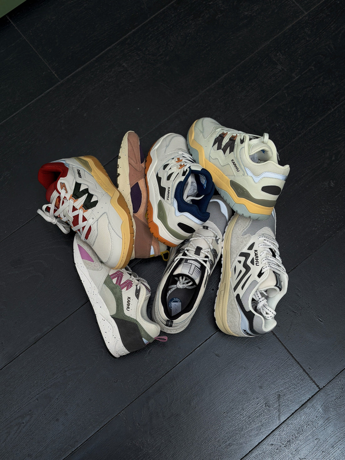 Stapel Karhu sneakers op de vloer