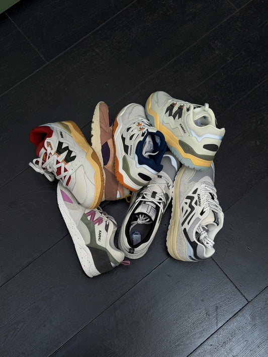 Stapel Karhu sneakers op de vloer