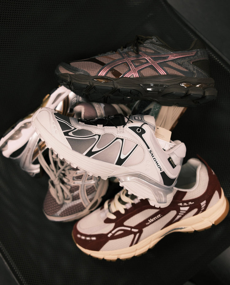 Top 10 sneakers voor herfst en winter 2026: donkere kleuren die blijven