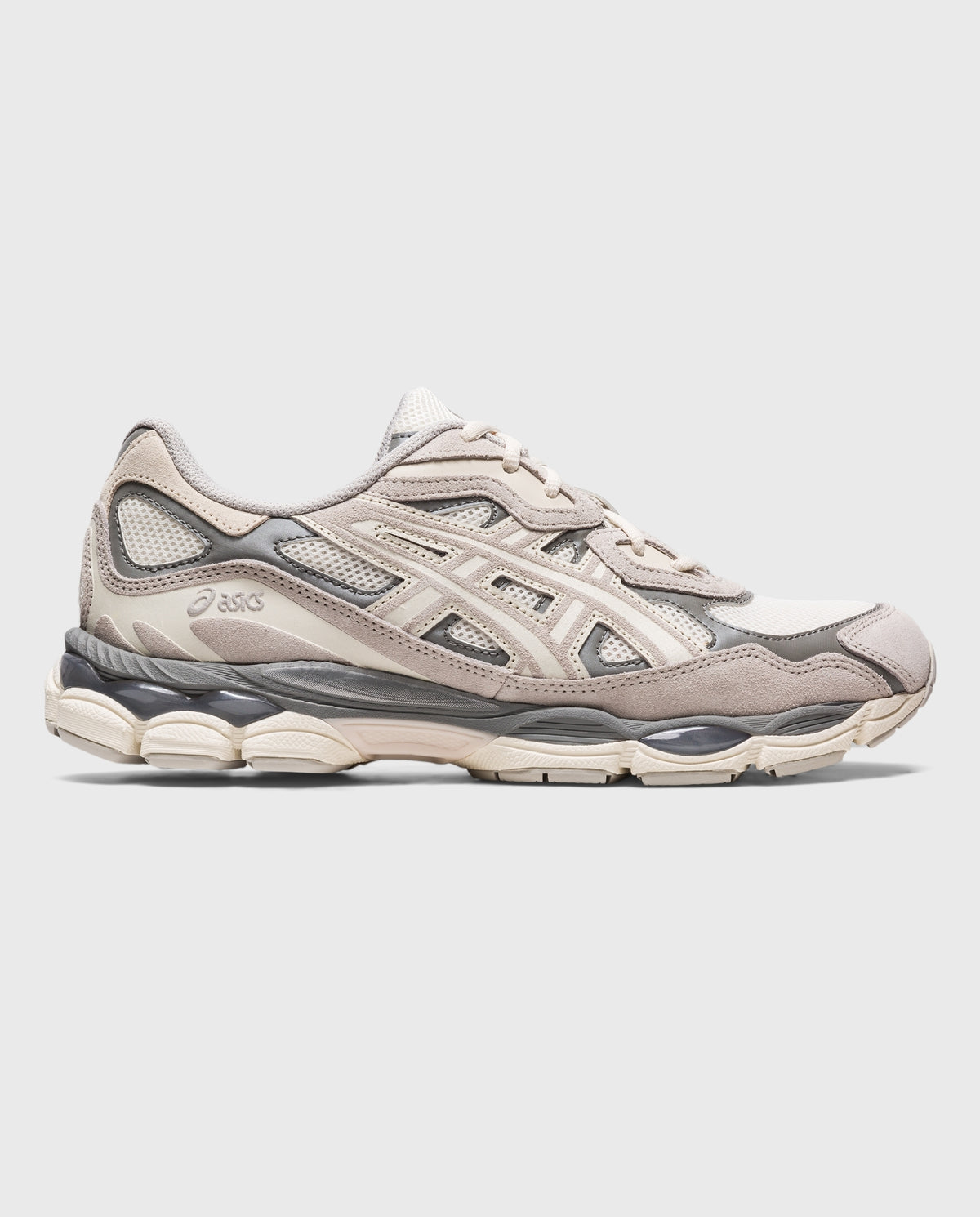 Asics Gel-NYC sneaker in lichtgrijs en crème met sportieve strepen en rubberzool