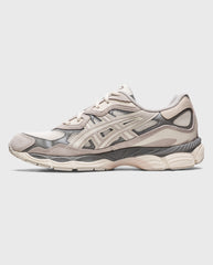 Asics Gel-NYC sneaker in crème en lichtgrijs, veters en gestreept design