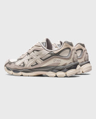 Asics Gel-NYC sneaker met crème bovenwerk, grijze overlays en dikke zool