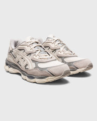 Asics Gel-NYC sneaker met veters, crème met grijze panelen en dempende zool