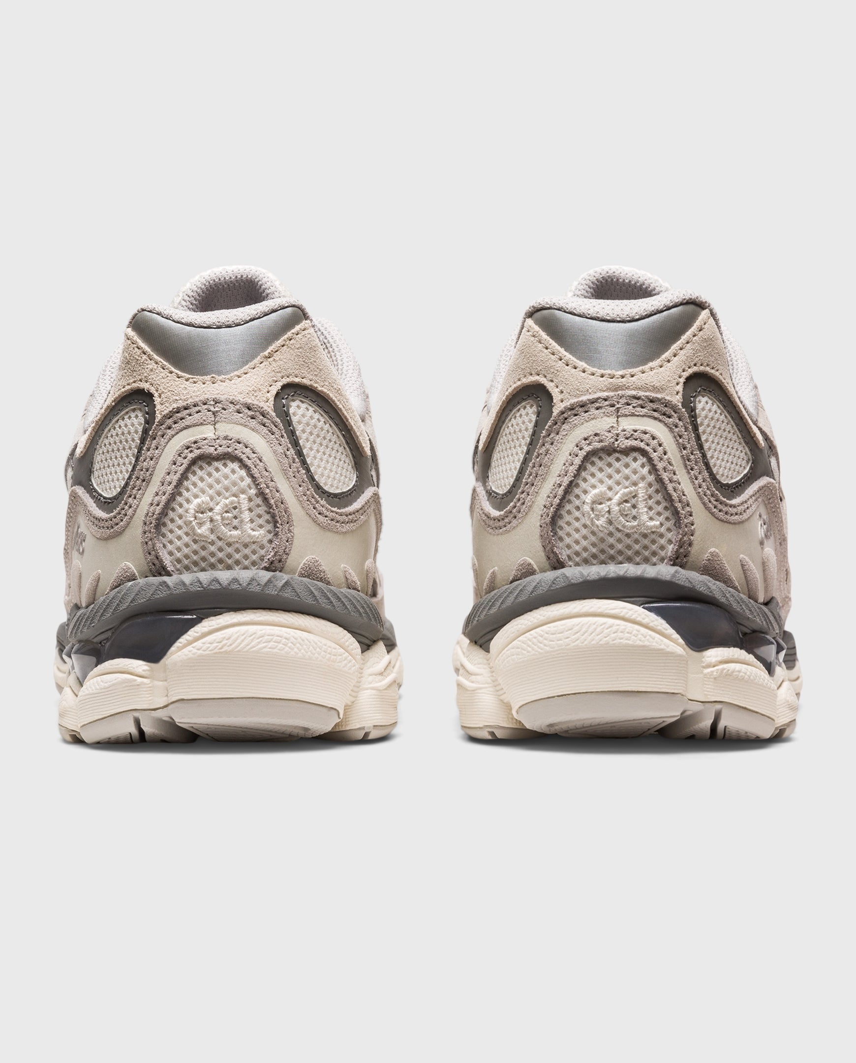 Sneaker achterkant in crème en beige met grijze panelen en dikke hielkap