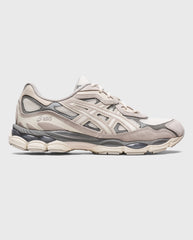 Asics Gel-NYC sneaker in lichtgrijs en crème met sportieve strepen en rubberzool