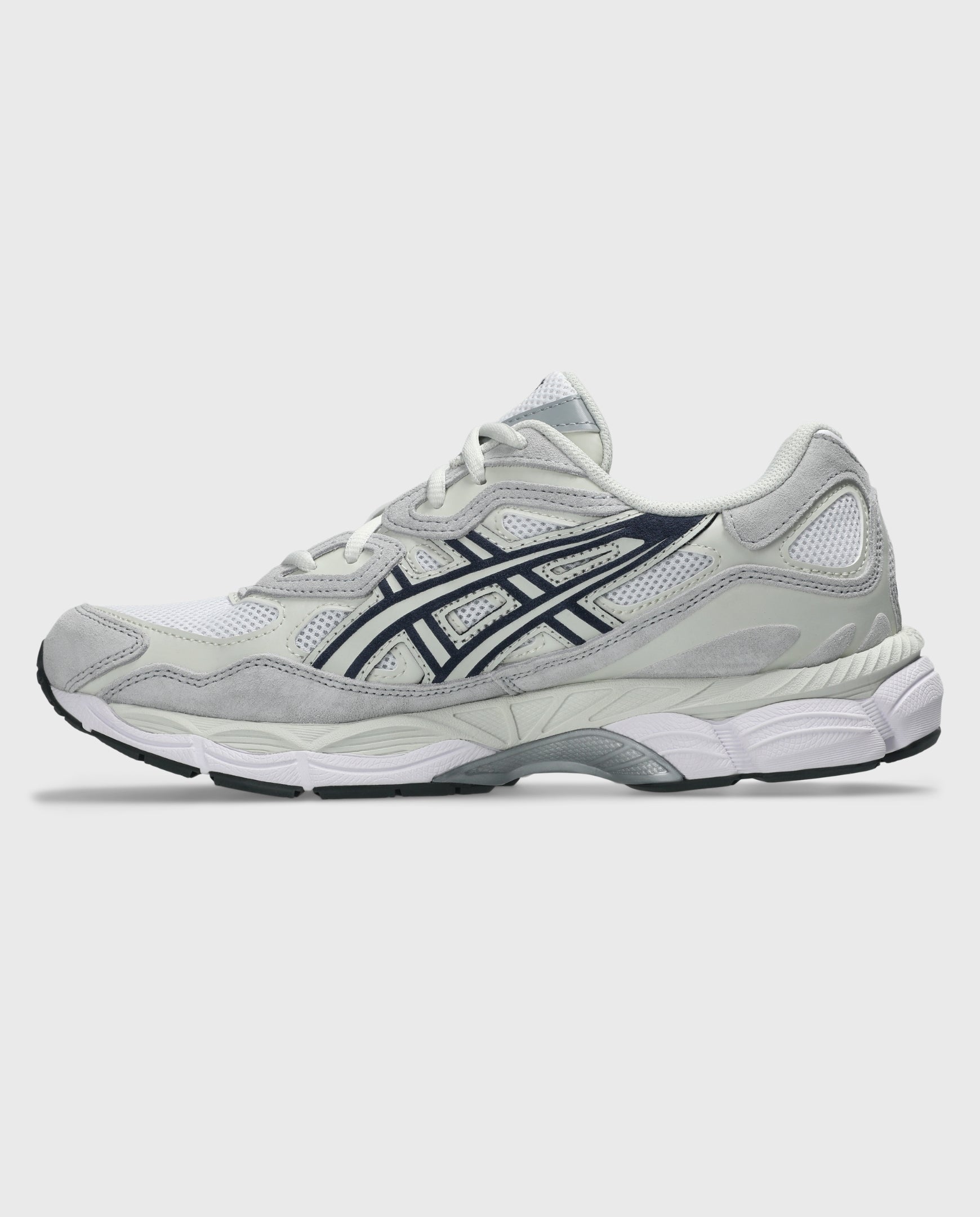 Witte Asics Gel-NYC sneaker met donkerblauwe strepen en geprofileerde zool