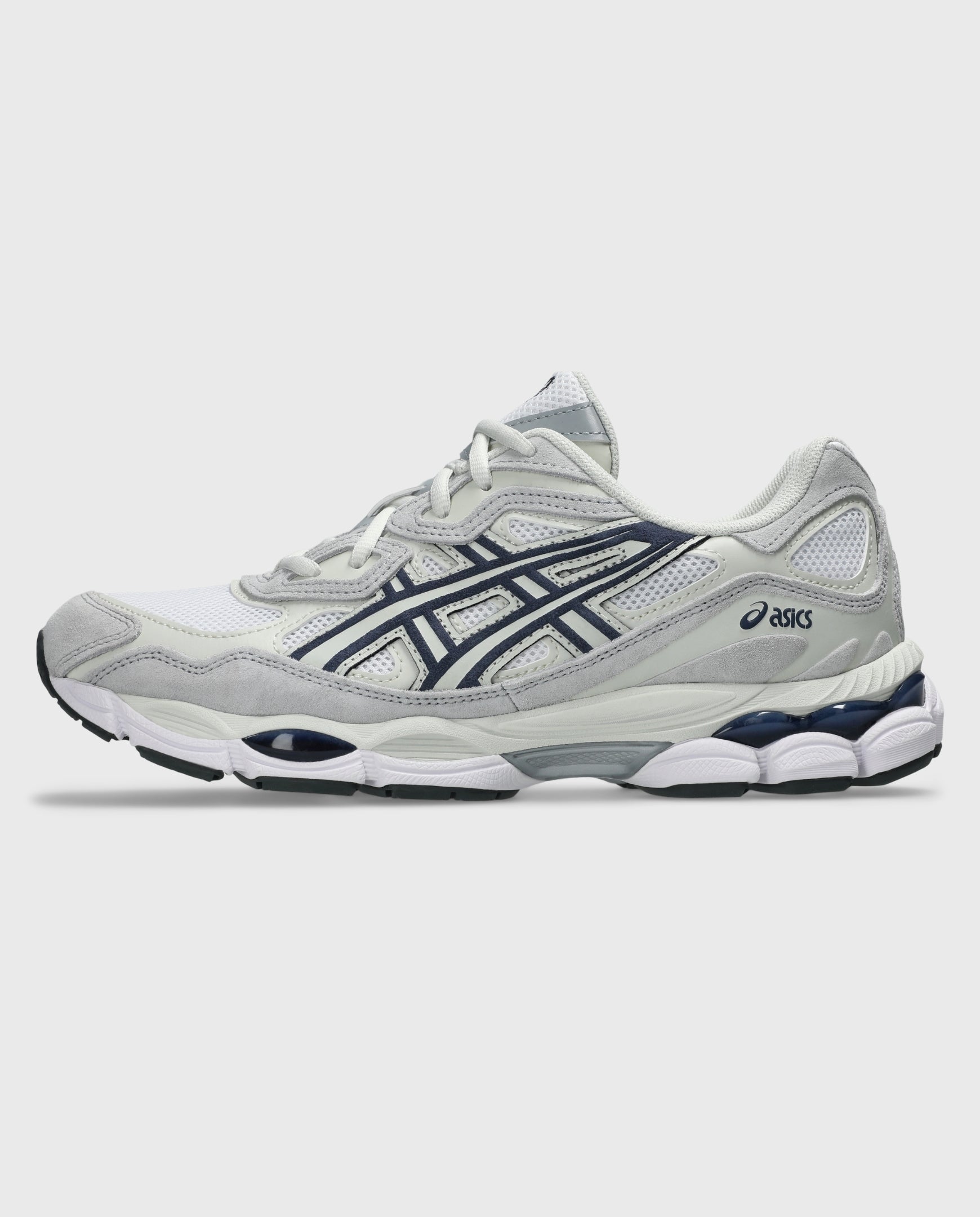 Witte Asics Gel-NYC sneaker met donkerblauwe logo’s en dikke, witte tussenzool