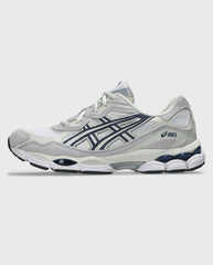 Witte Asics Gel-NYC sneaker met donkerblauwe logo’s en dikke, witte tussenzool