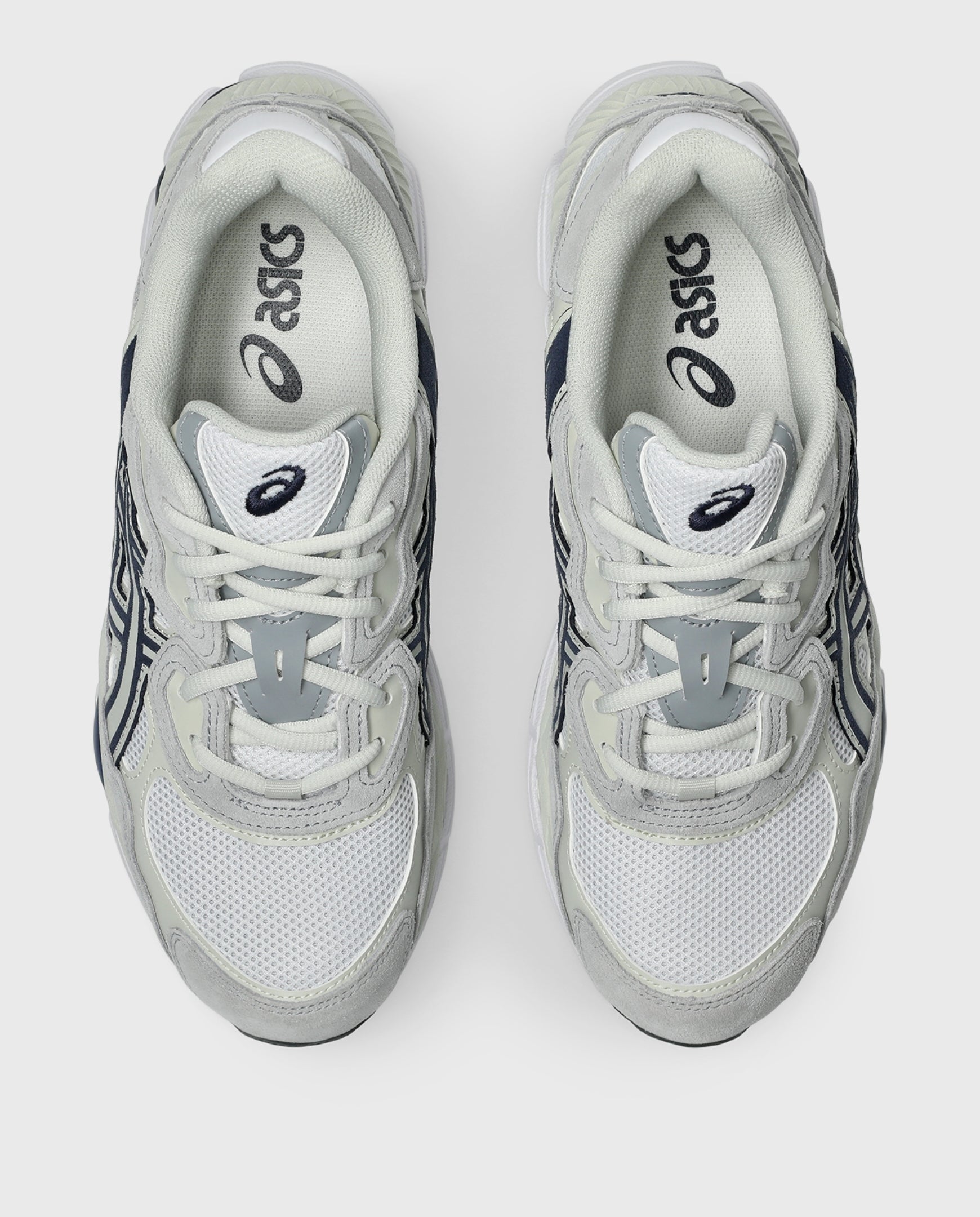 Paar witte Asics Gel-NYC sneakers met asics-print op de tong en voering