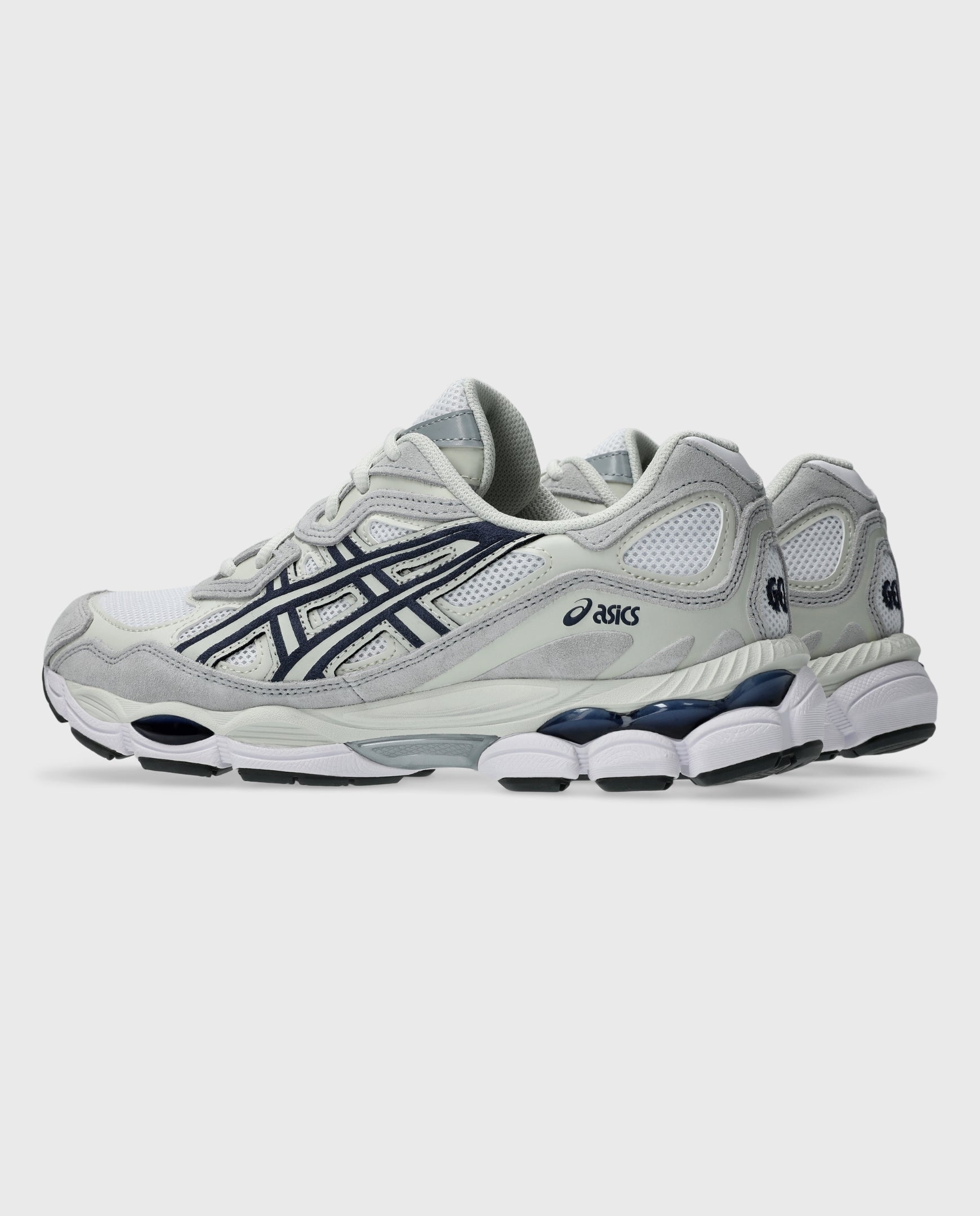 Witte Asics Gel-NYC sneaker met donkerblauwe details en ventilerende achterzijde