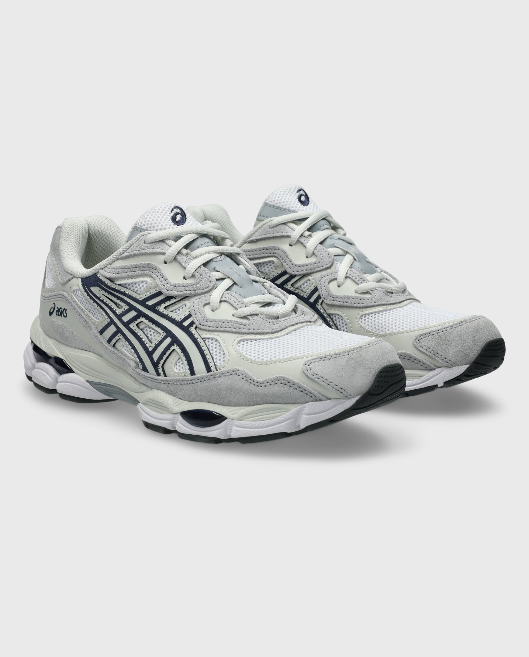 Witte Asics Gel-NYC sneaker met donkerblauwe zijlogo’s en vetersluiting