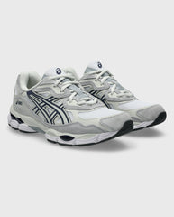 Witte Asics Gel-NYC sneaker met donkerblauwe zijlogo’s en vetersluiting