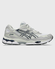Witte Asics Gel-NYC sneaker met donkerblauwe panelen en geprofileerde voorzool