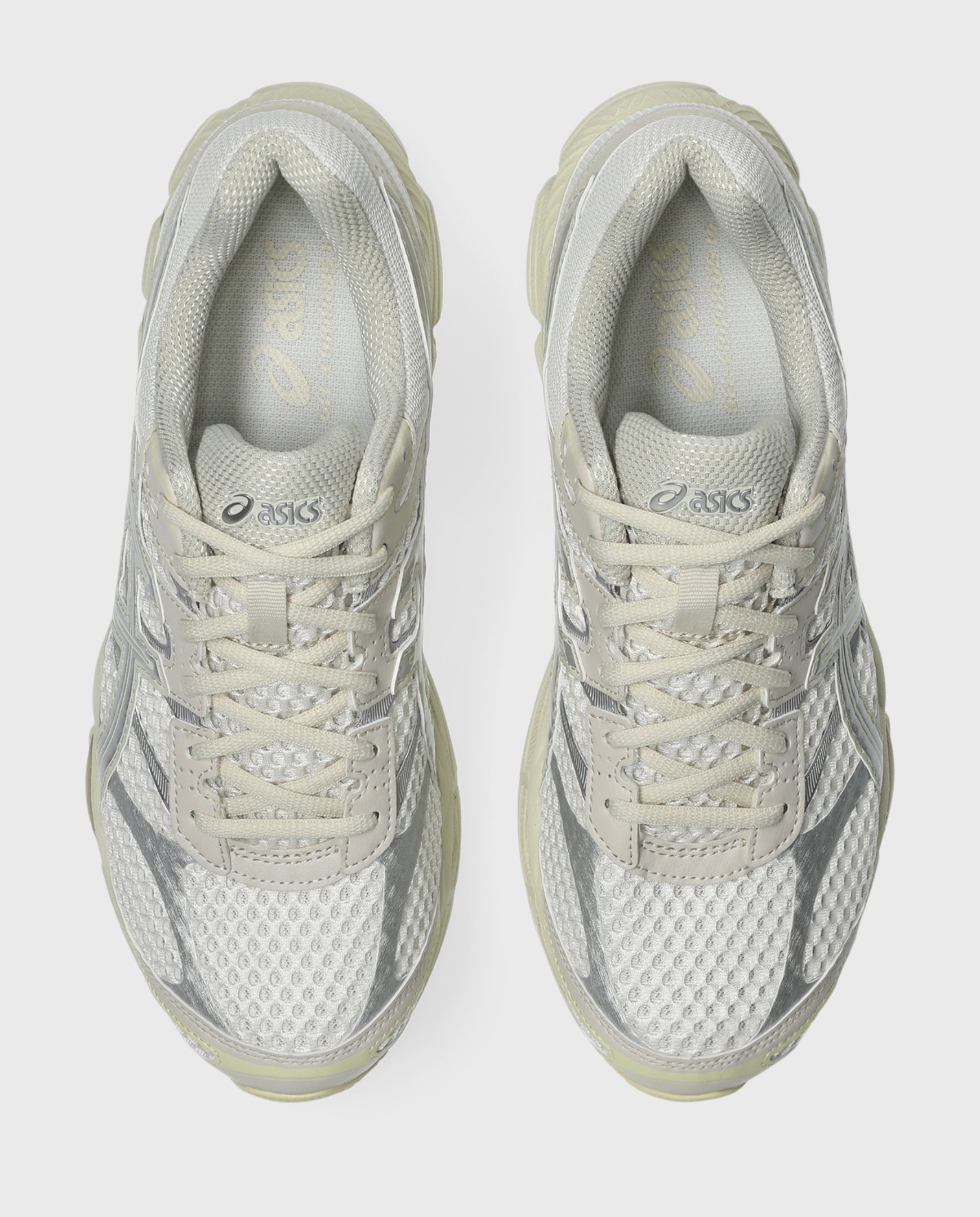 Asics hardloopschoenen met binnenzijden en crème veters, bijpassende voering.