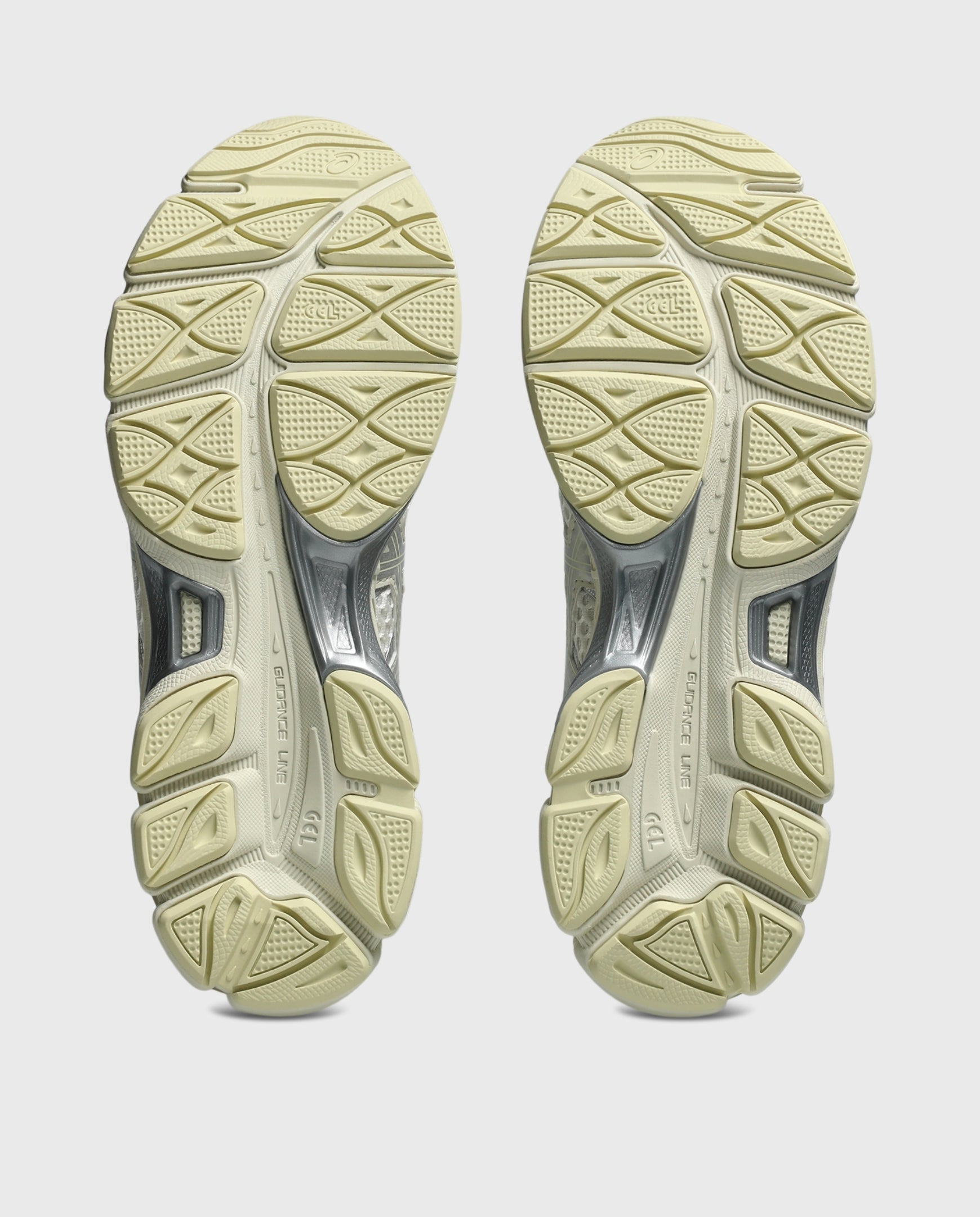 Asics hardloopschoen met onderzool en olijfkleurig buitenprofiel.