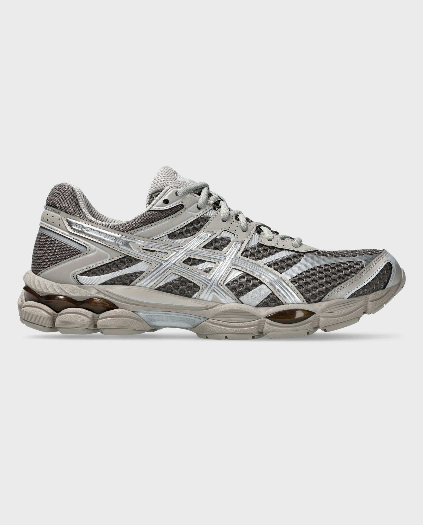 Asics hardloopschoen schuin zijaanzicht met perforaties, vetersluiting en stevige zool