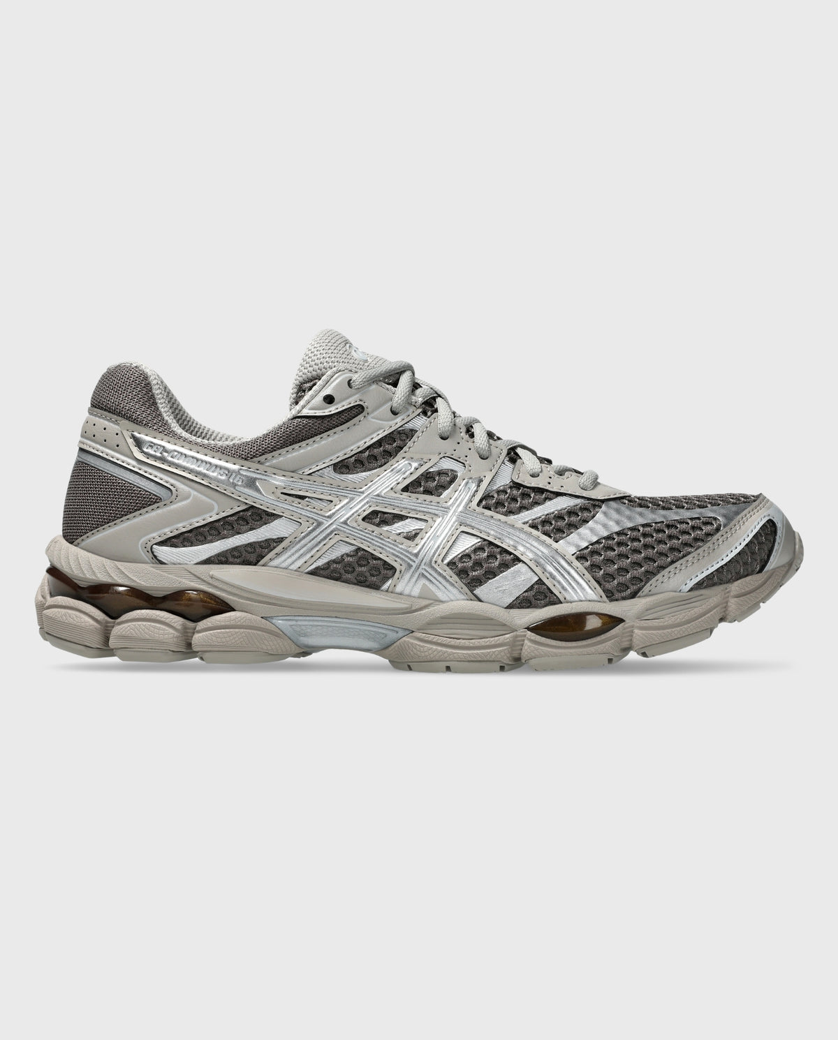 Asics hardloopschoen schuin zijaanzicht met perforaties, vetersluiting en stevige zool