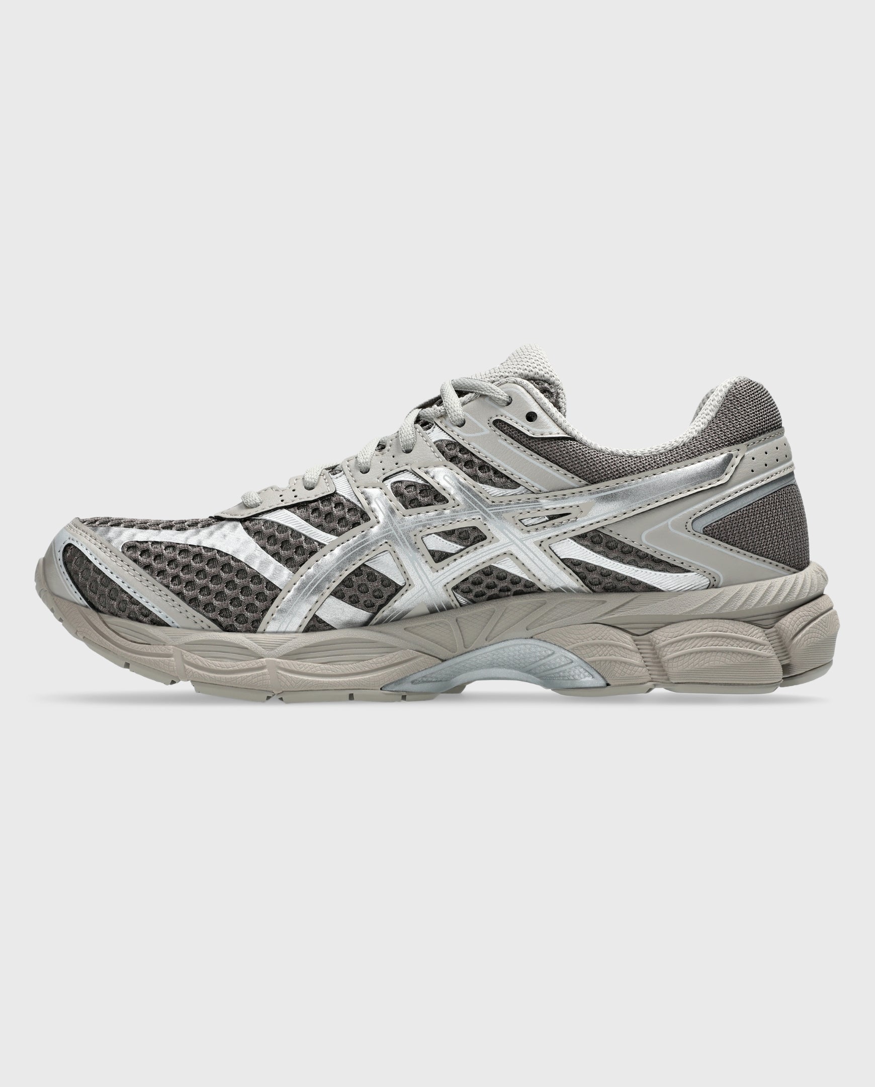 Asics hardloopschoen met grijs-witte mesh bovenwerk en zilverkleurige overlays