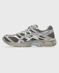 Asics hardloopschoen met grijs-witte mesh bovenwerk en zilverkleurige overlays
