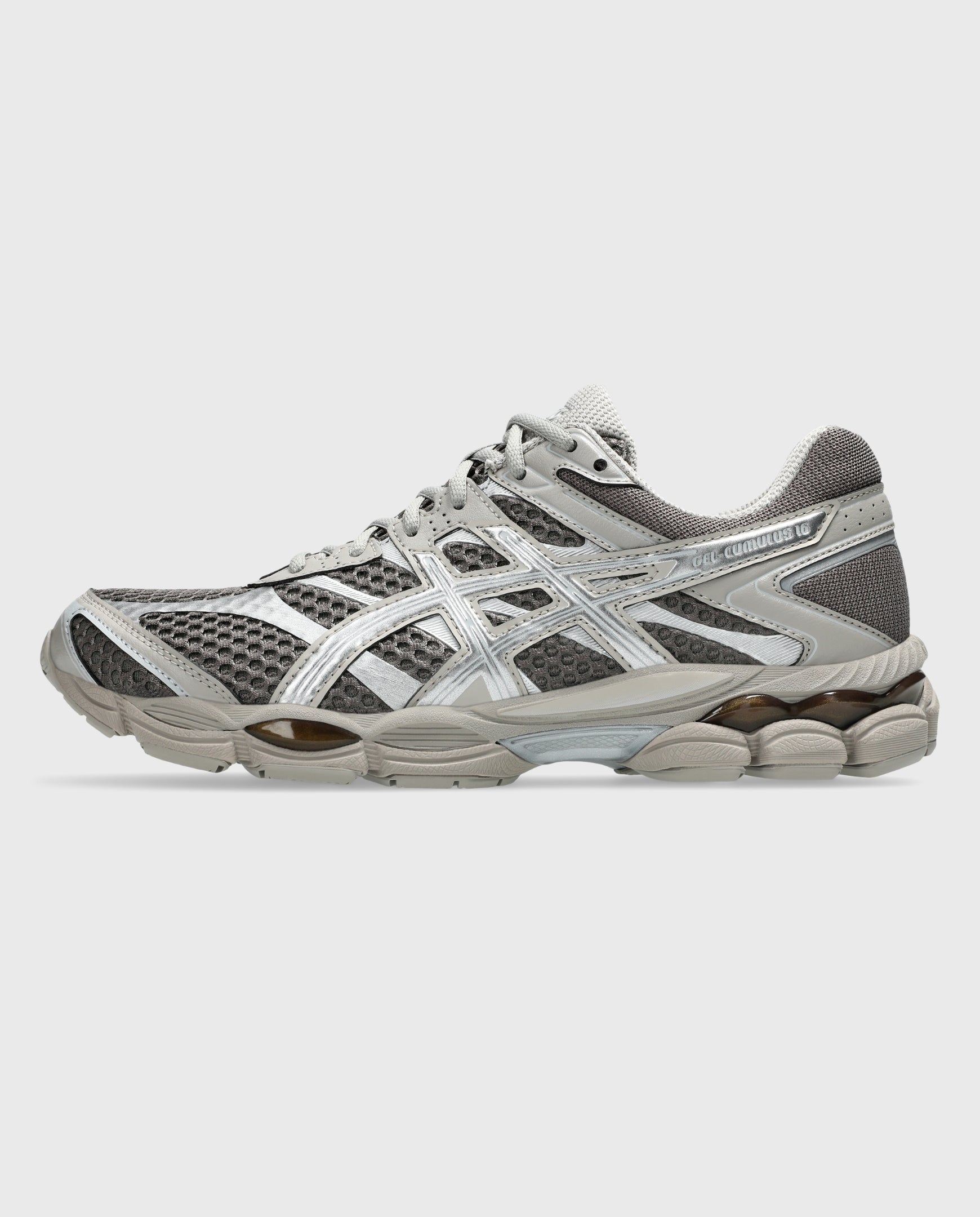 Asics hardloopschoen zijaanzicht met lichtgekleurde tussenzool en gedetailleerd patroon