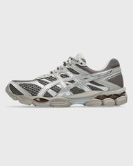 Asics hardloopschoen zijaanzicht met lichtgekleurde tussenzool en gedetailleerd patroon