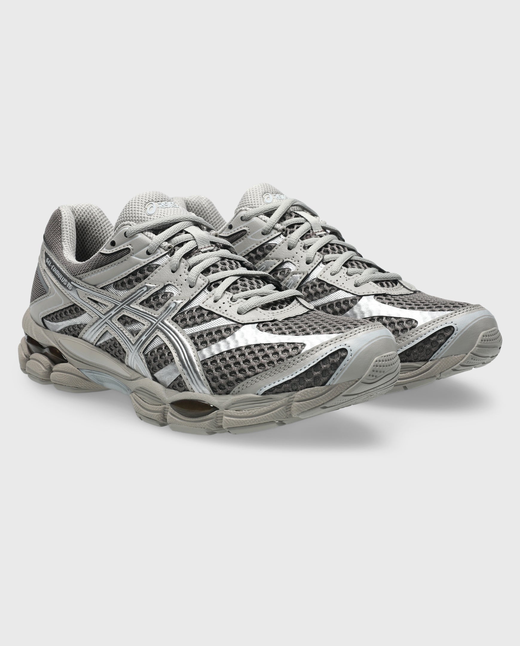 Asics hardloopschoen vooraanzicht met grijs mesh, witte overlays en dikke tussenzool