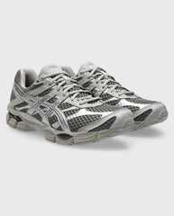 Asics hardloopschoen vooraanzicht met grijs mesh, witte overlays en dikke tussenzool