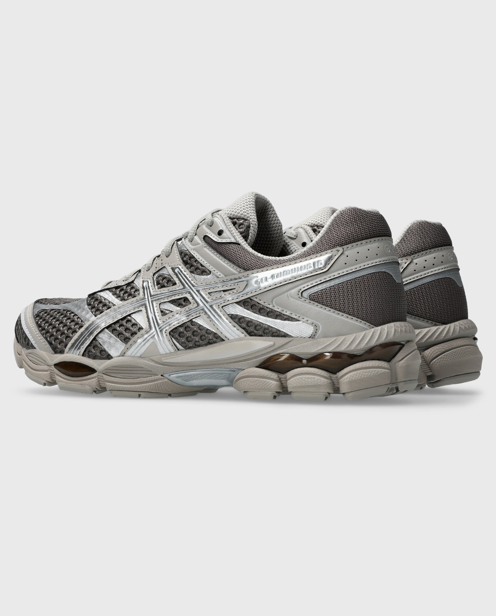 Asics hardloopschoen achter/zijaanzicht met klittenbandachtige hiel en gestreepte zoolrand