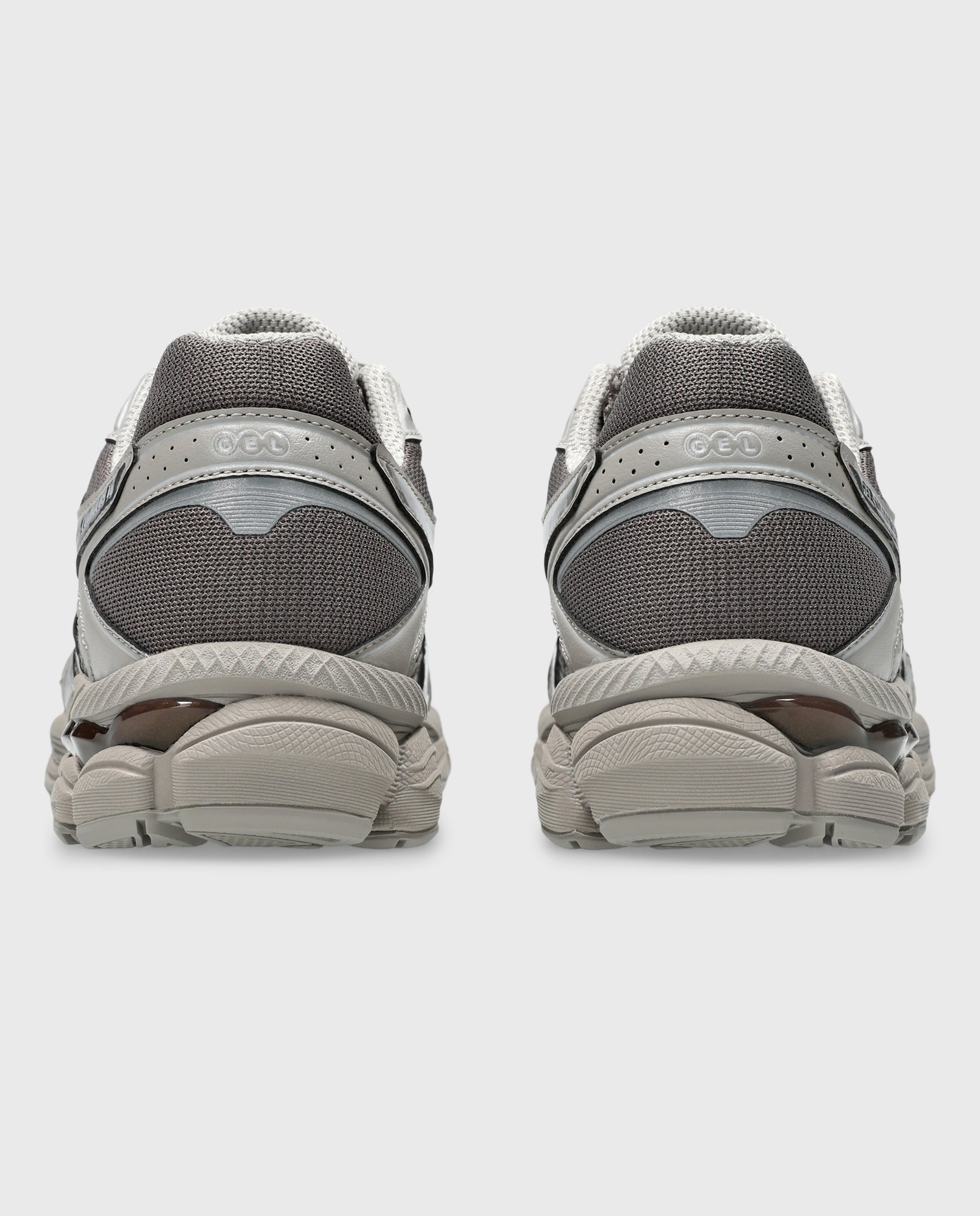 Asics hardloopschoen achterkant met grijze hielkap en gestreepte, dempende zool