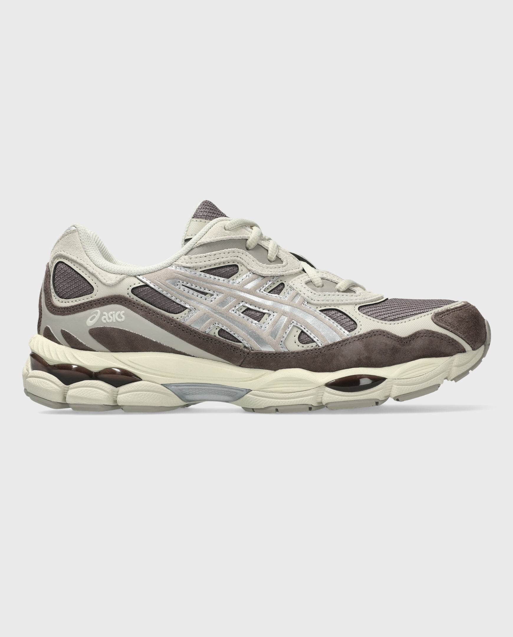 Asics hardloopschoen zijaanzicht met wit bovenwerk en grijze, zilverkleurige details