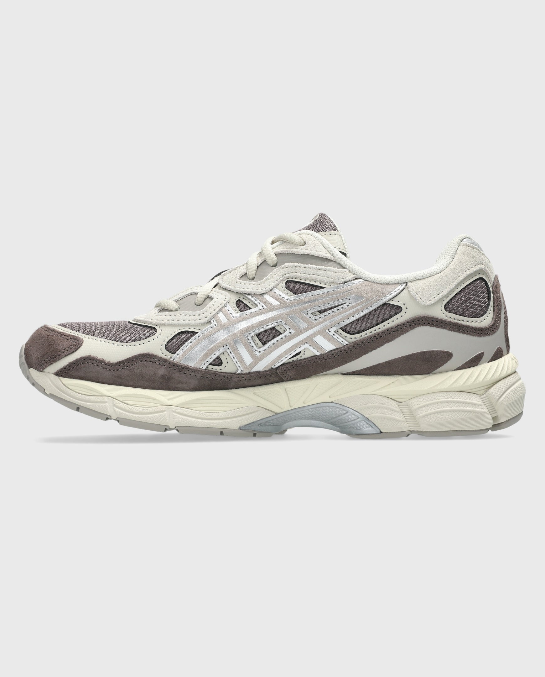 Asics hardloopschoen in grijs en wit met donkerbruine accenten en vetersluiting