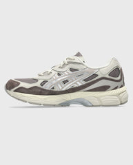 Asics hardloopschoen in grijs en wit met donkerbruine accenten en vetersluiting