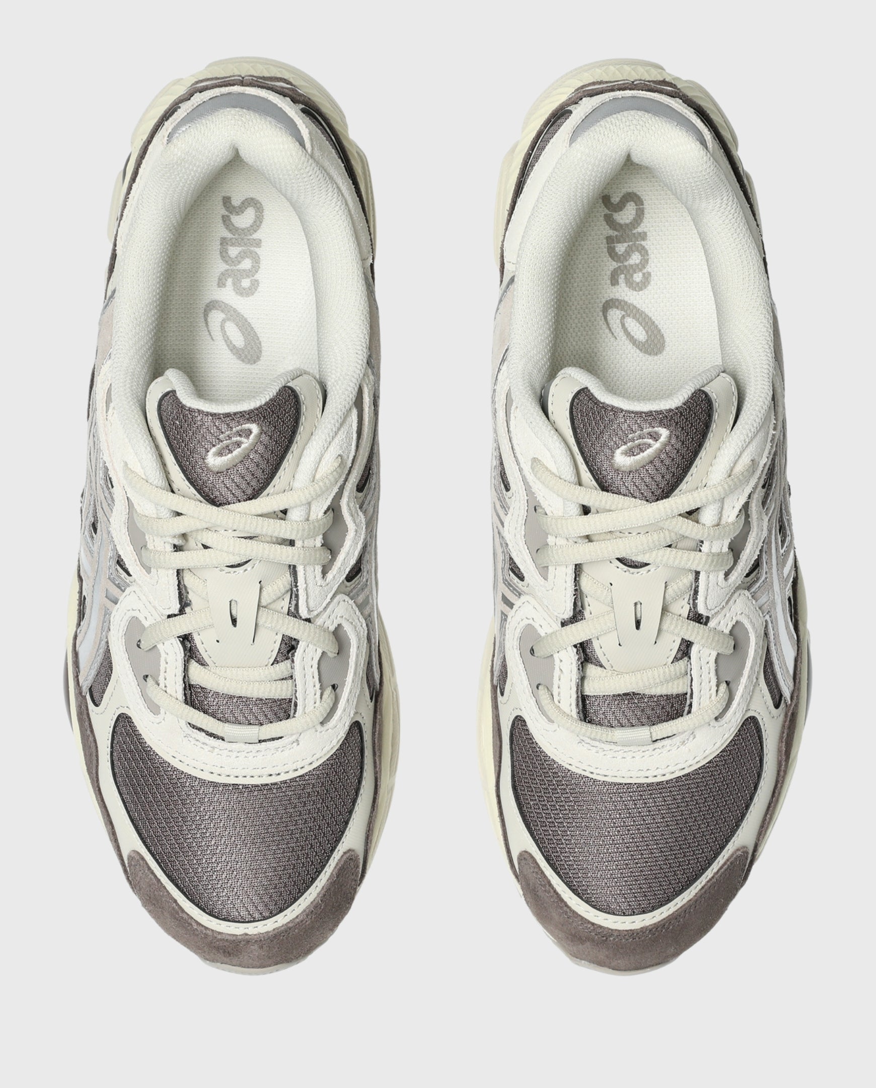 Asics hardloopschoen paar met wit bovenwerk, grijze veters en Asics logo op de tong