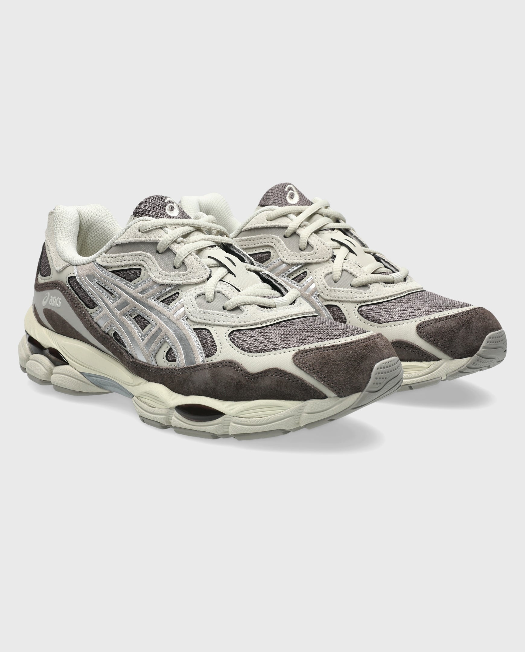Asics hardloopschoen met witte veters en grijze en donkerbruine zijpanelen