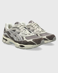 Asics hardloopschoen met witte veters en grijze en donkerbruine zijpanelen
