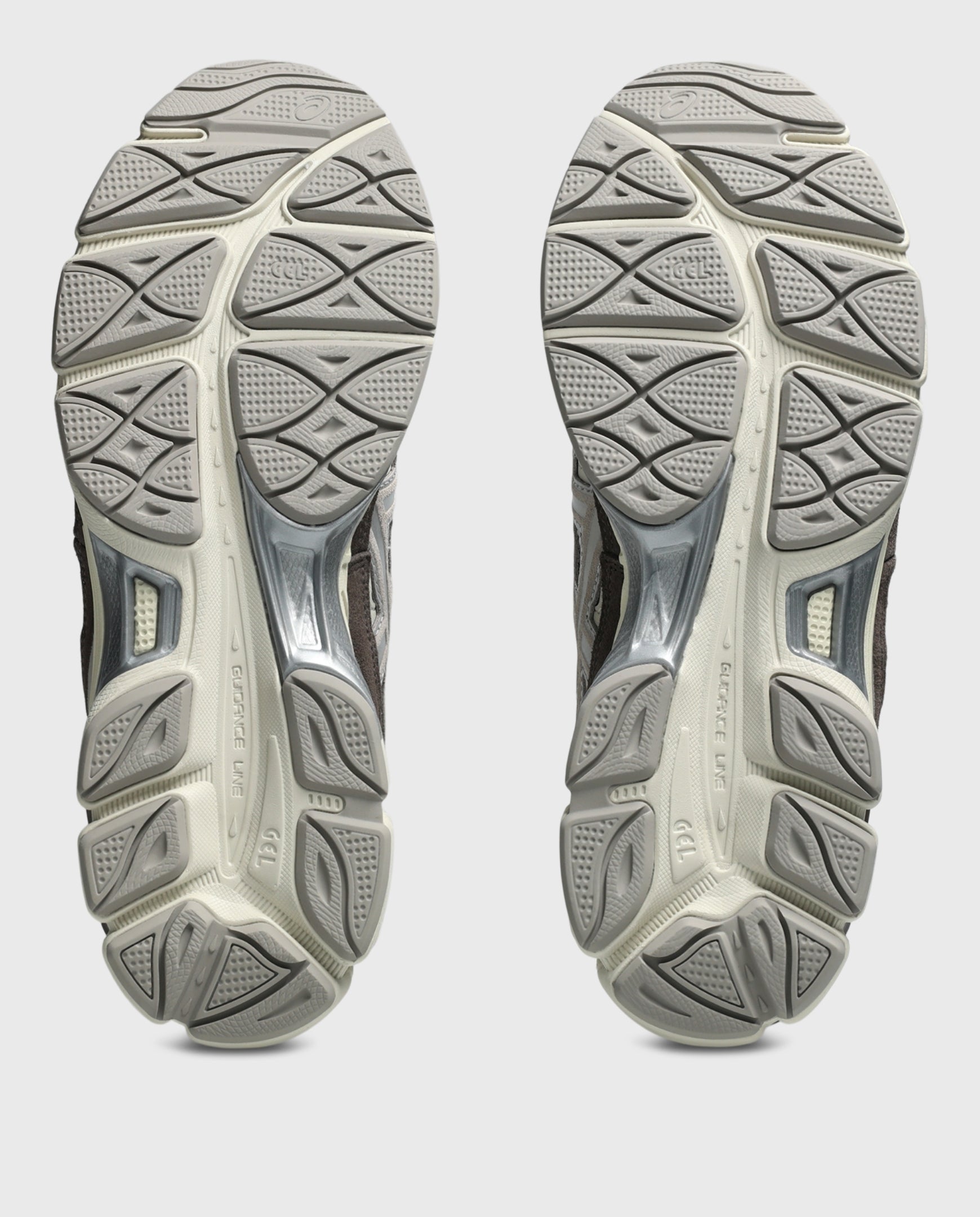 Asics hardloopschoen buitenzool met stevig profiel in grijs en zilver