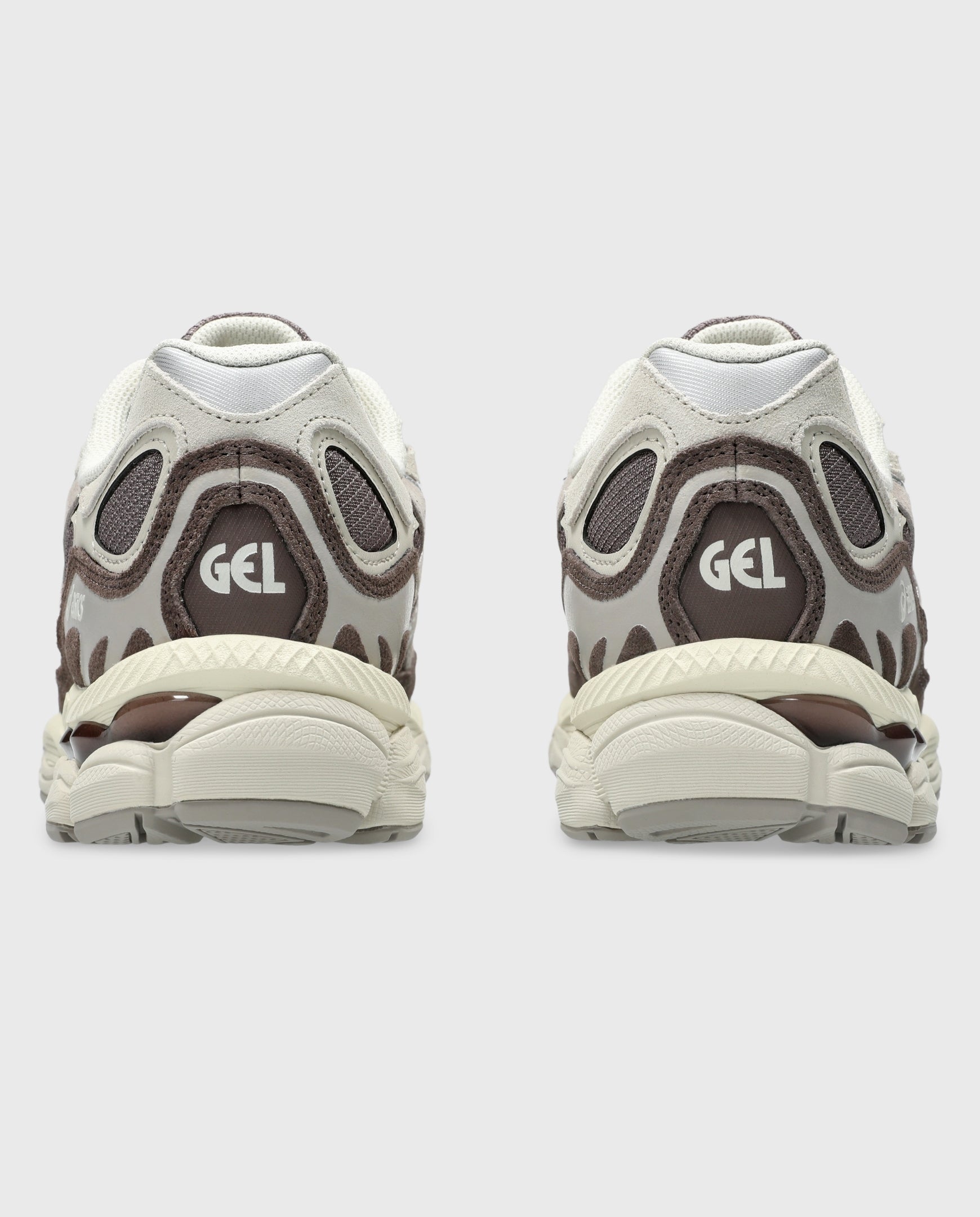 Asics hardloopschoen met GEL-logo op de hiel en donkerbruine achterzijde