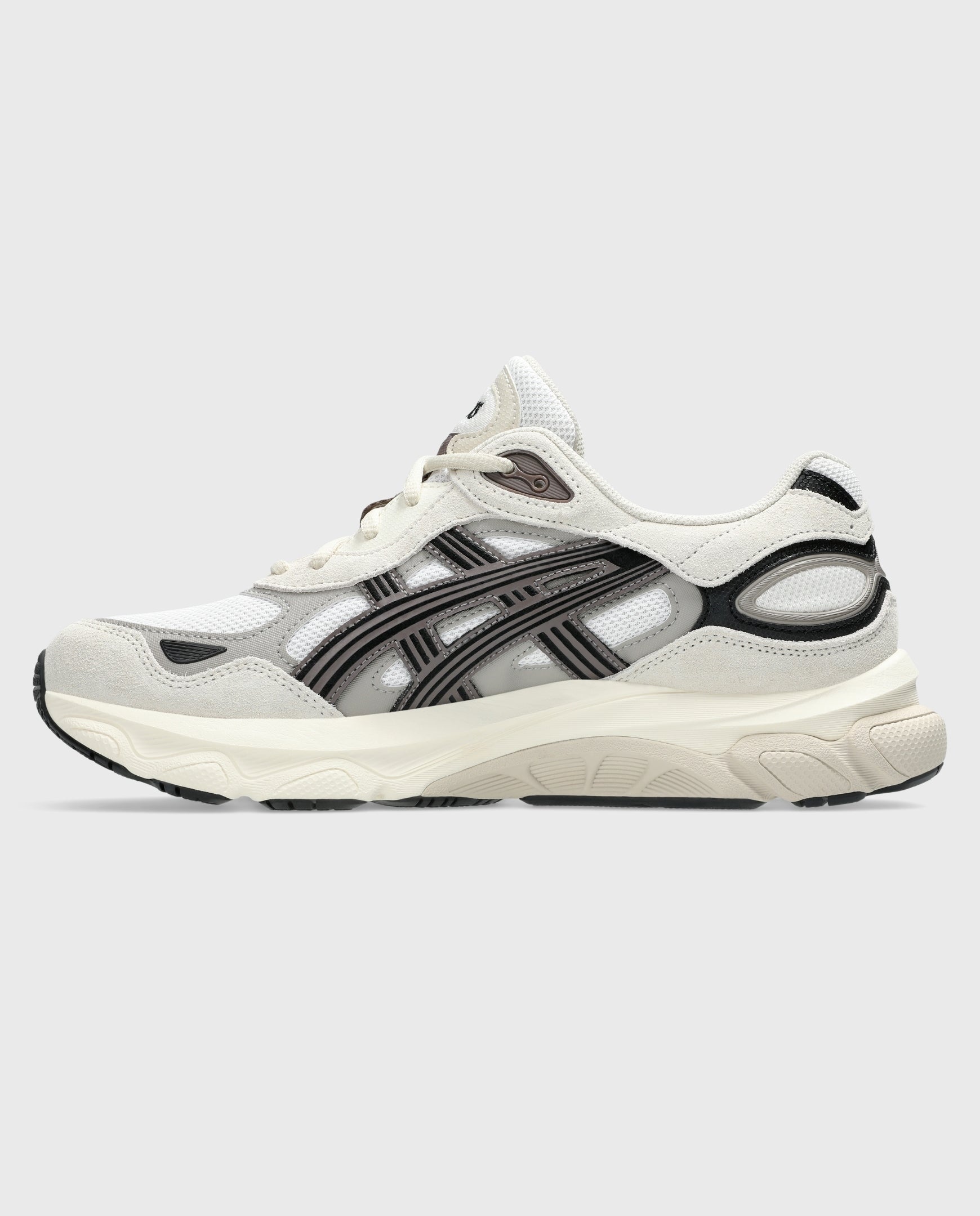 Asics Gel-NYC 2.0 sneaker wit met oatmeal en zwarte accenten, dikke zool