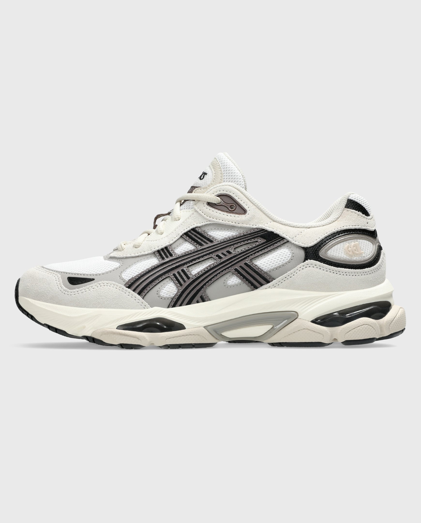 Asics Gel-NYC 2.0 sneaker zijaanzicht: witte upper, zwarte strepen, beige zool