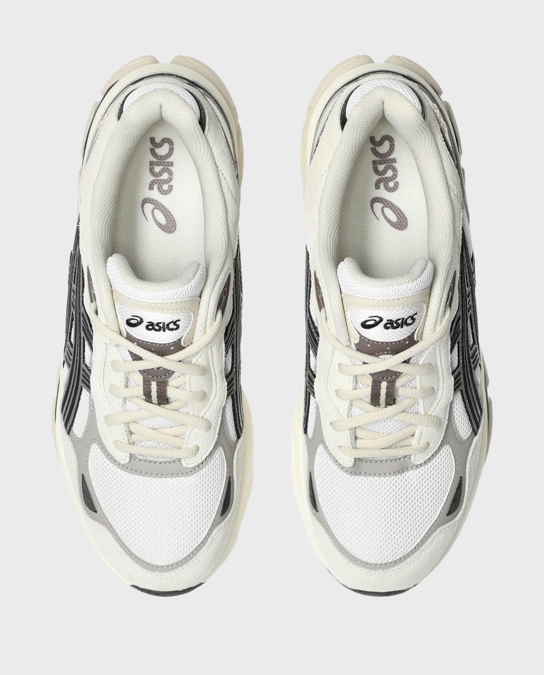 Asics Gel-NYC 2.0 sneaker bovenaanzicht: wit, veters en Asics-logo op tong
